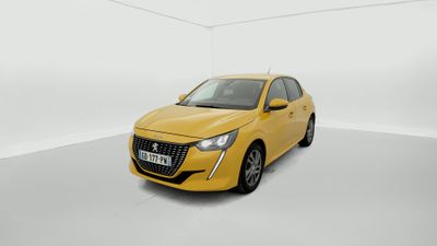 une voiture jaune dans une pièce blanche au sol blanc