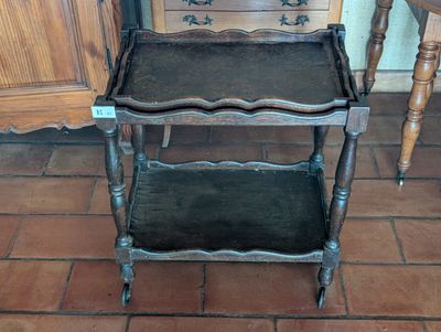 une petite table en bois surmontée d'un tiroir