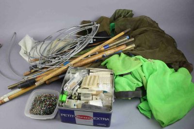 une boîte contenant du matériel de pêche et une canne à pêche posées sur une table