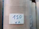 de nombreux rouleaux de tissu posés sur une étagère dans un magasin