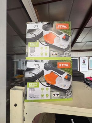 deux cartons d'outils électriques posés sur une étagère dans un magasin