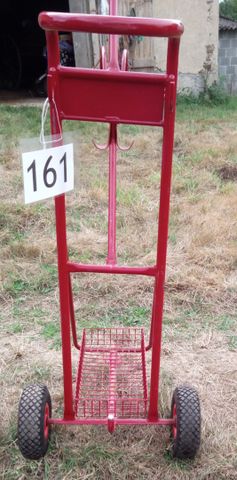 Porte harnais rouge pour deux harnais. Hauteur largeur profondeur...