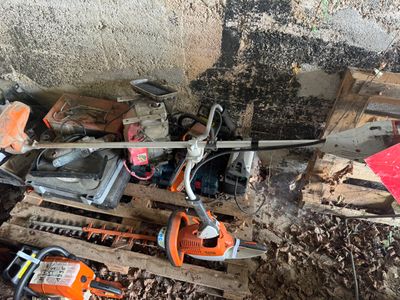 un tas d'outils posés par terre
