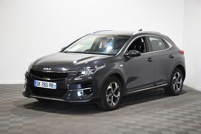la voiture grise est garée dans la pièce au sol en damier