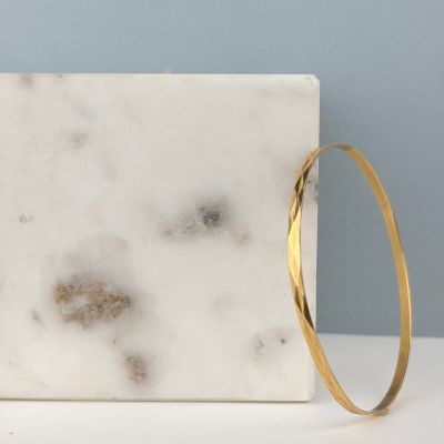 pochette en marbre ornée d'un pendentif doré sur le dessus