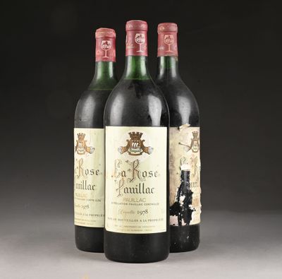 trois bouteilles de vin posées sur une table l'une à côté de l'autre
