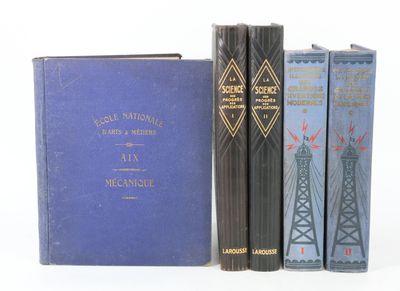 trois livres superposés sur une surface blanche