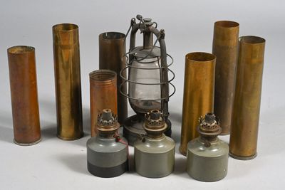de nombreux types de bouteilles de gaz et une lanterne