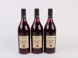 trois bouteilles de vin posées sur une surface blanche