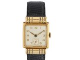 une montre-bracelet plaquée or avec un bracelet en cuir noir