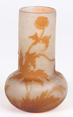 un vase en verre orné d'une fleur, posé sur une surface blanche