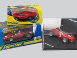 une petite voiture rouge dans une vitrine posée sur une table