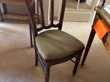 une chaise qui se trouve au milieu d'une pièce