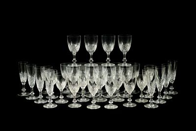 beaucoup de verres à vin vides sur la table