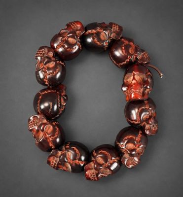 un bracelet orné de têtes de mort