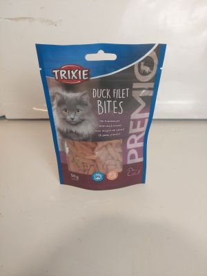 un gros plan sur un sachet de friandises pour chat posé sur un plan de travail
