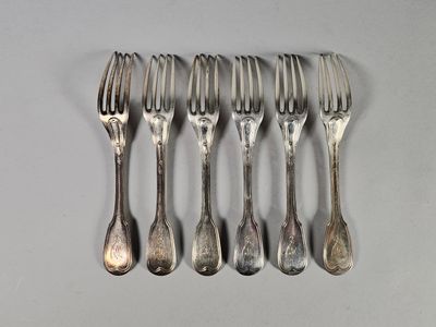 six fourchettes sont empilées les unes sur les autres sur une table