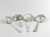 cinq cuillères en argent et une cuillère ornée d'un coquillage