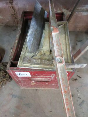 une boîte rouge contenant une paire de couteaux