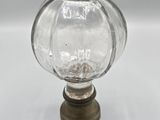 un gros plan d'un bouton en verre monté sur une base métallique