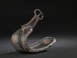 un petit objet métallique qui ressemble à un serpent