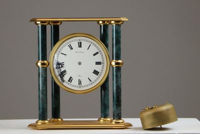 HOUR LAVIGNE. Pendulette portique à quatre colonnes en métal…