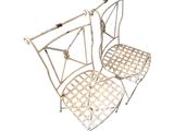 une paire de chaises de jardin en fer blanc sur fond blanc