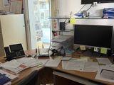 un bureau sur lequel sont posés deux écrans et un ordinateur portable