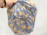 une personne tenant un sac en plastique rempli de nourriture