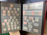 beaucoup de timbres à l'intérieur d'un livre