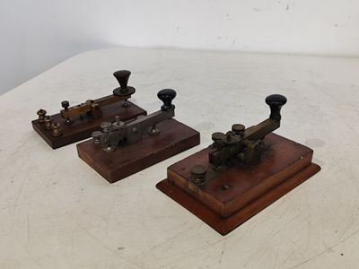 deux anciennes machines à vapeur posées sur un socle en bois