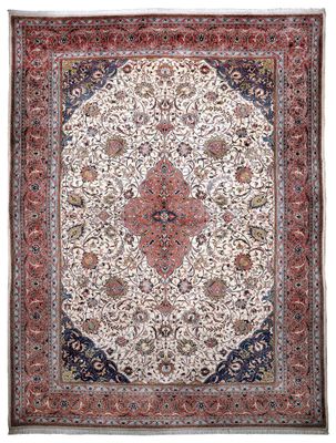 un tapis persan antique avec un motif de médaillon sur fond blanc