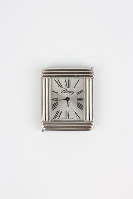 horloge avec des chiffres romains sur un fond blanc