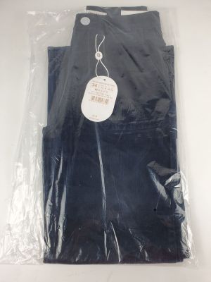 un pantalon noir dans un sac en plastique avec une étiquette de prix