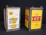 deux boîtes de conserve posées l'une à côté de l'autre sur une table
