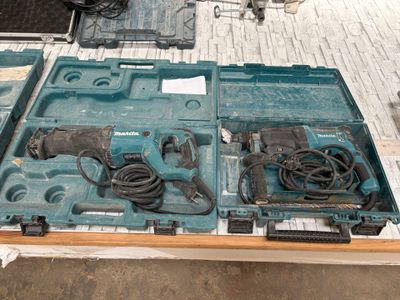 une boîte d'outils posée sur une table