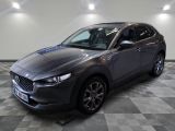 La Mazda CX-HR est garée sur un sol à damier