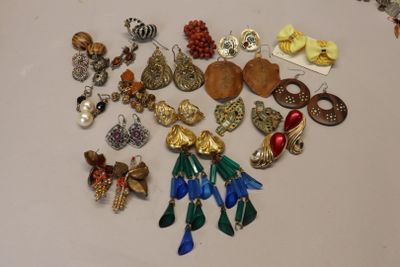 many different types of earrings on the table