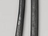 deux sabres noirs et dorés, avec des poignées dorées, sur un fond blanc