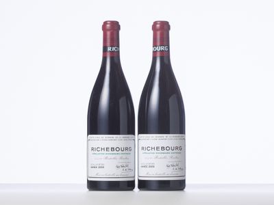 deux bouteilles de vin rouge posées sur une table