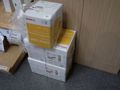 de nombreux cartons empilés sur le sol