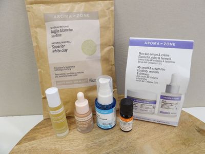 un assortiment de produits de soins pour la peau posés sur une planche à découper en bois