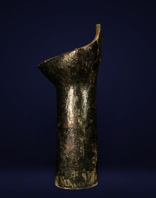 une statue antique en bronze représentant la tête d'une femme sur fond bleu