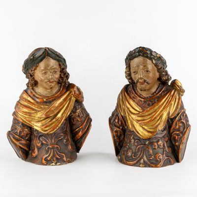 deux figurines représentant un homme et une femme portant un foulard sur la tête