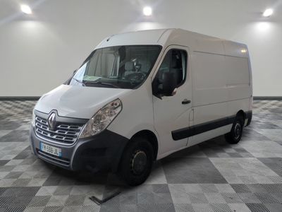 la photo d'une camionnette blanche garée dans une pièce