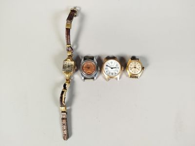 plusieurs montres différentes sont alignées sur une surface blanche