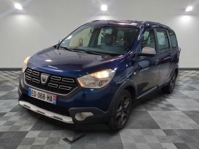 la photo d'une voiture bleue garée dans un garage