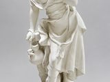 l'image d'une statue représentant une femme tenant un enfant dans ses bras