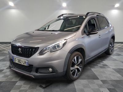 la voiture argentée est garée sur un sol en damier dans le garage