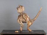 une sculpture en bois représentant un singe, posée sur une table